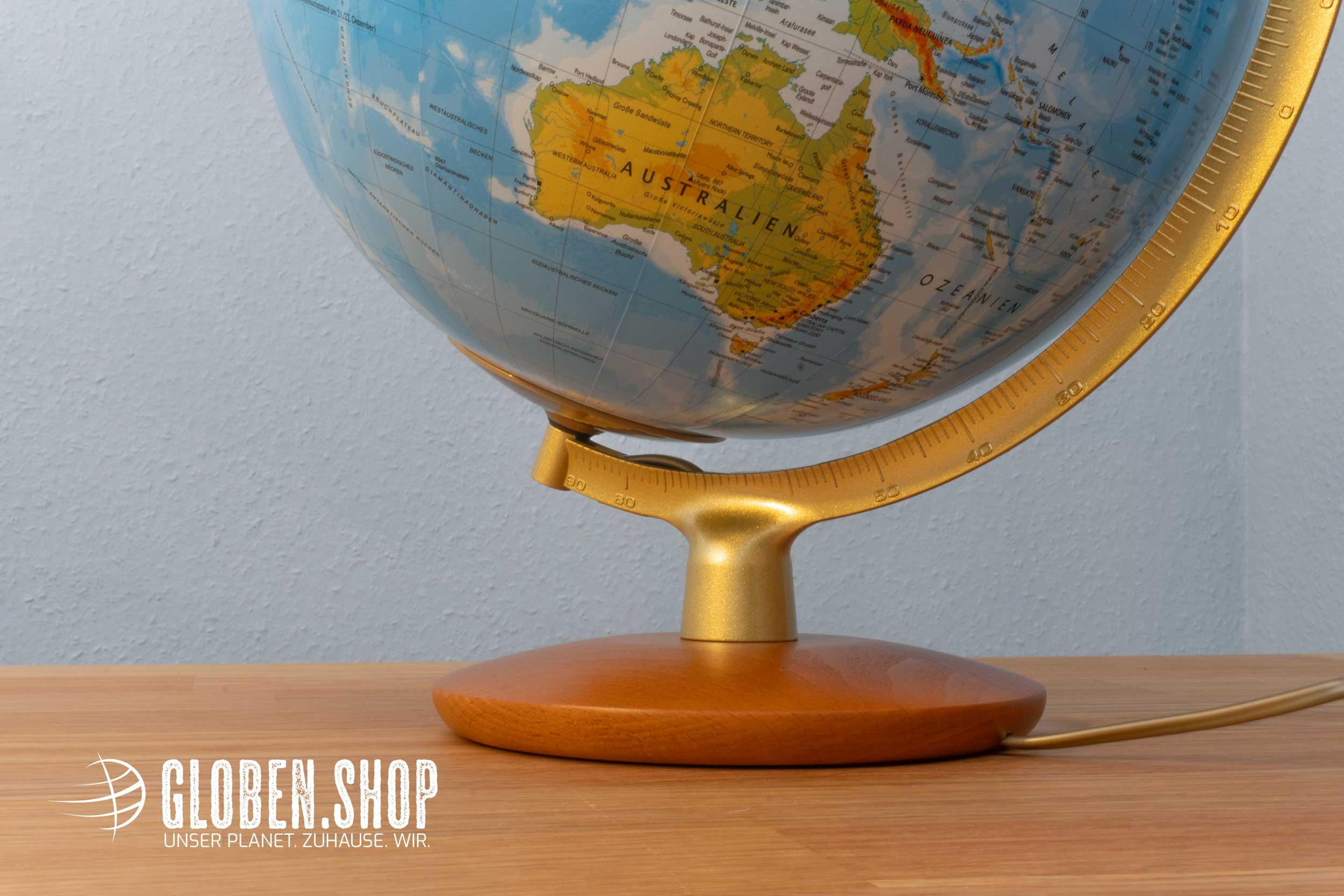Illuminated globe with mouth-blown glass sphere